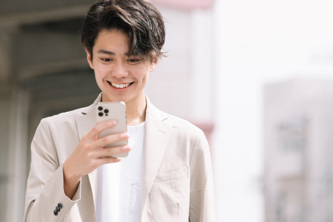 いてもたってもいられない！「男性が女性にLINEをしたくなる時」4選