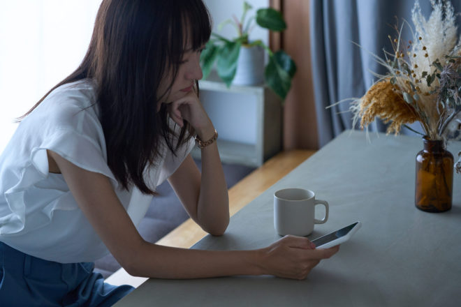 誰にも言えない…4歳年下彼氏との不倫がやめられない女性。夫よりも相性が合う彼と別れるべき？