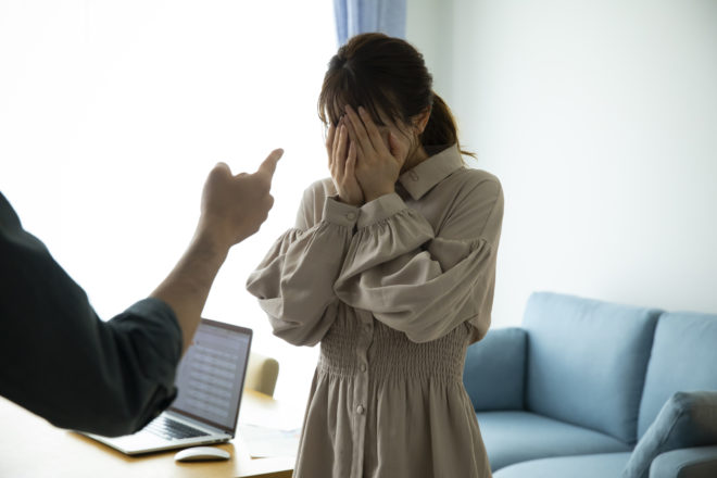 「ケチ、無視される…」結婚前に“彼氏のモラハラ度”を見抜く5つの方法